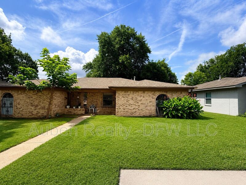 Irving House: 930 Lindy Court