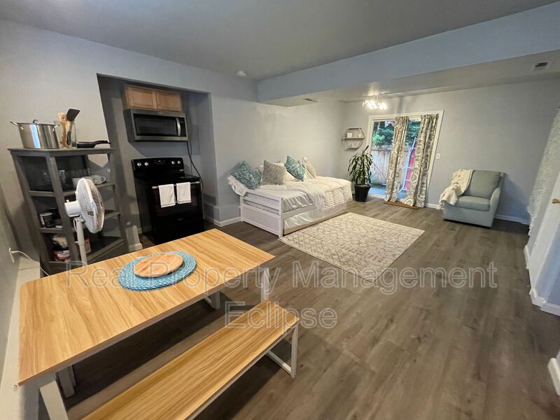 Bothell Condo: 916 207th PL SE