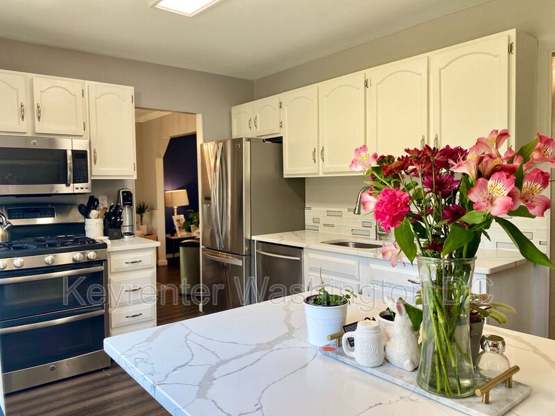 Rockville House: 6524 Farmingdale Ct