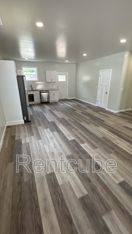 Dubuque House: 3850 Peru Rd