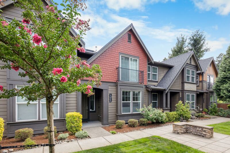 Hillsboro Townhome: 7282 NE Stoneybrook St