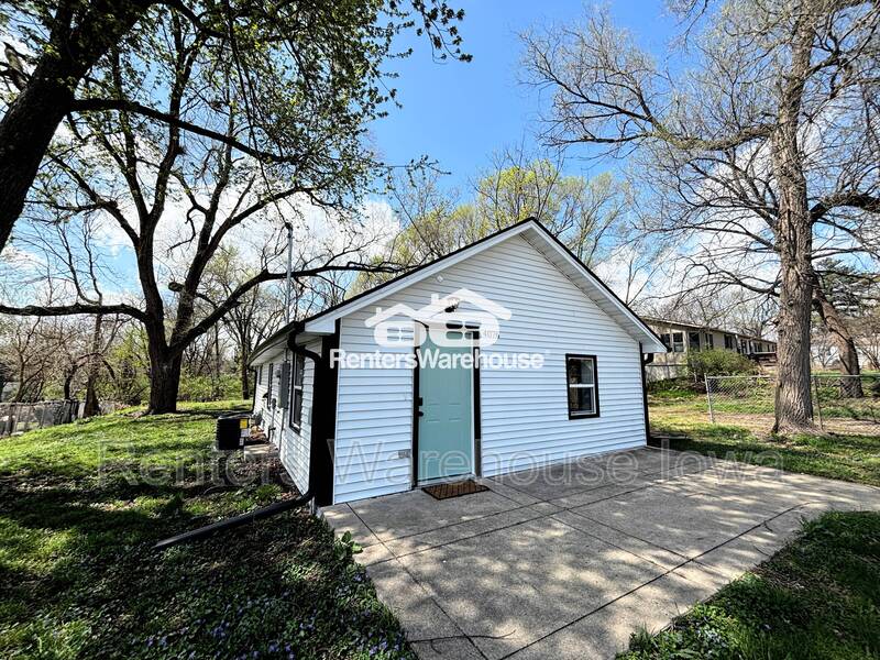 Des Moines House: 4076 Indianola Ave