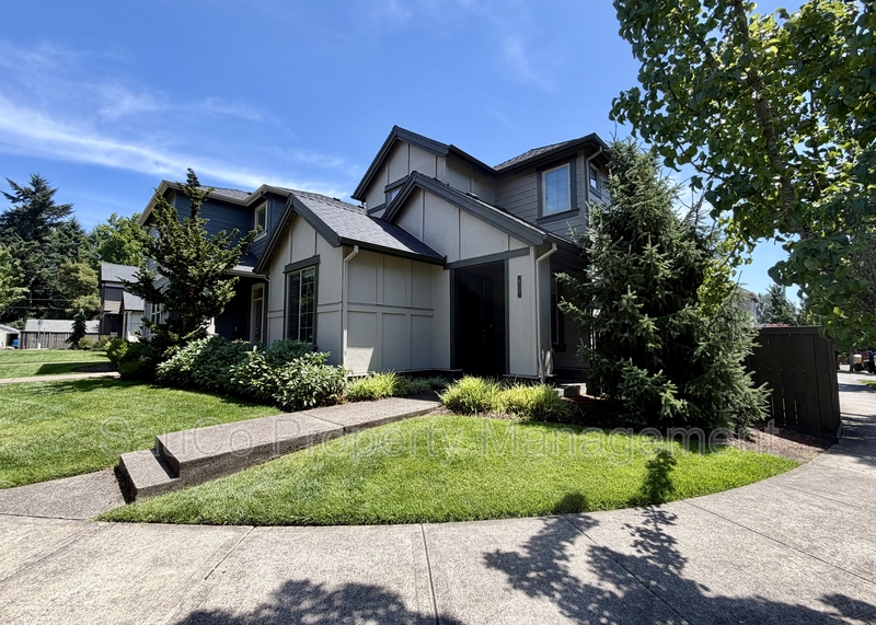 Hillsboro House: 822 Southeast Bacarra Street
