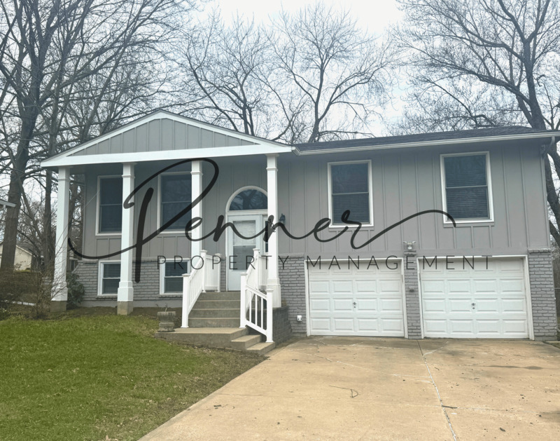 LEES SUMMIT House: 302 SE BRENTWOOD DR