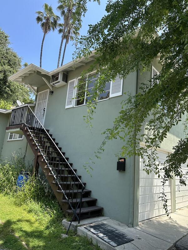 Los Angeles House: 1843 1/2 Linda Rosa Avenue