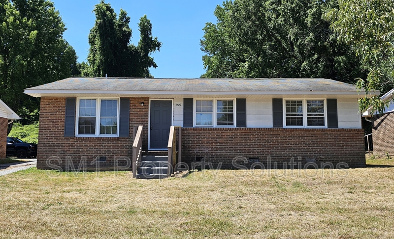 Greensboro House: 1529 Earl Drive - 1