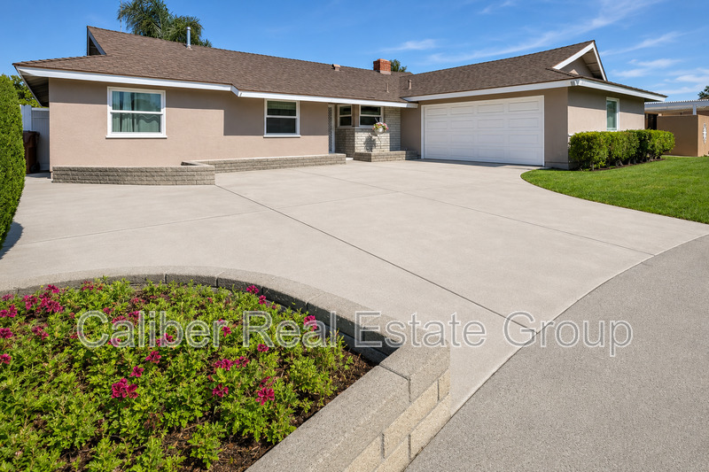 Anaheim House: 518 N Carousel Pl