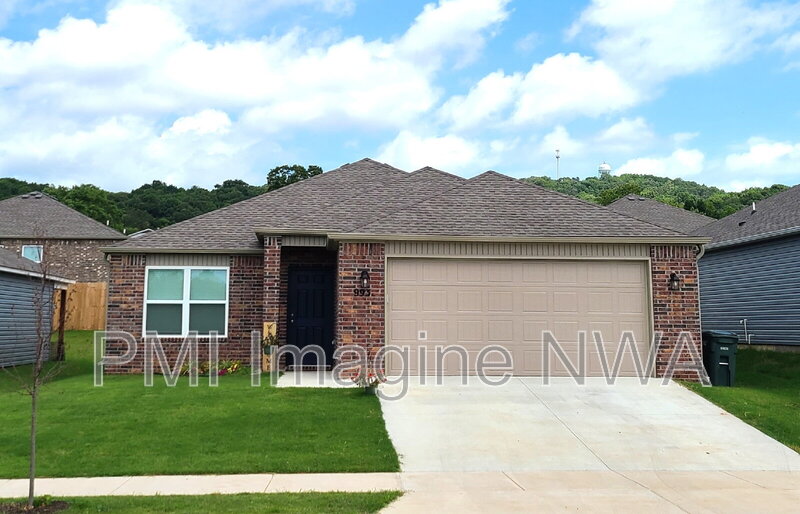 Fayetteville House: 993 S Brambling Ln