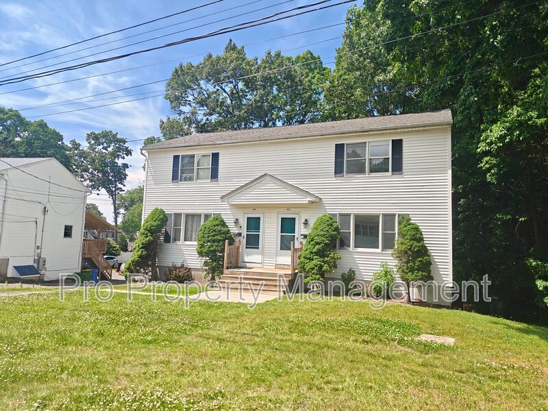 Waterbury House: 42 Lyric Ave