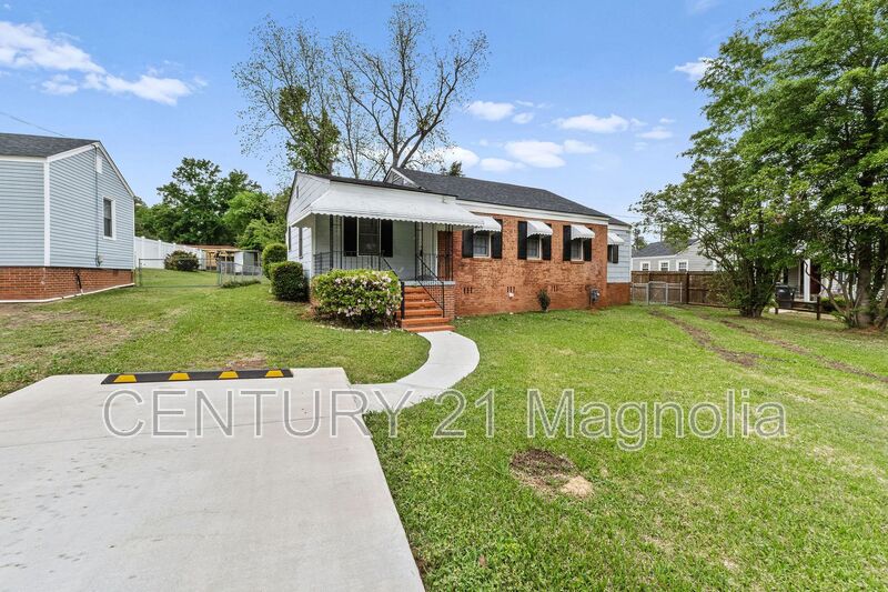 Augusta House: 934 Bluebird Rd