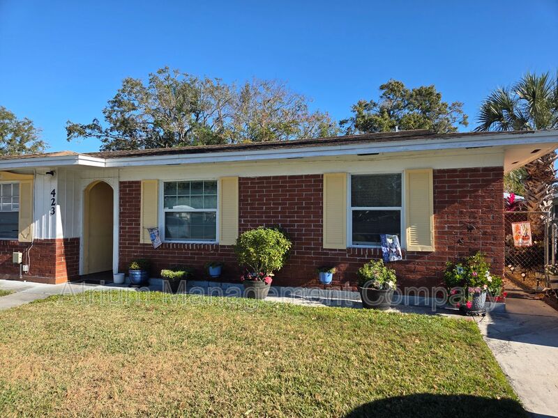 Lakeland House: 423 Duchess Ct