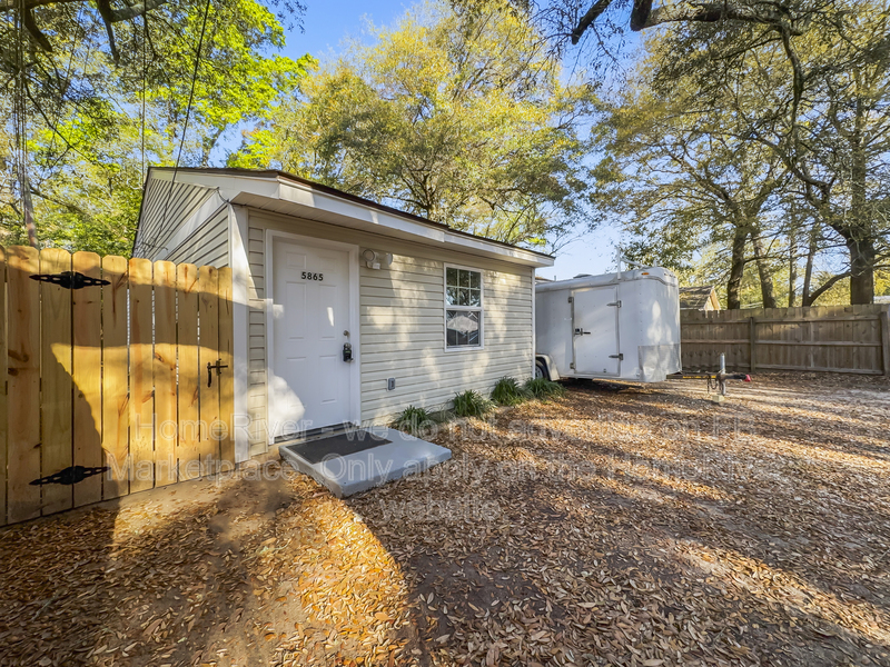 Milton House: 5865 Peachtree St