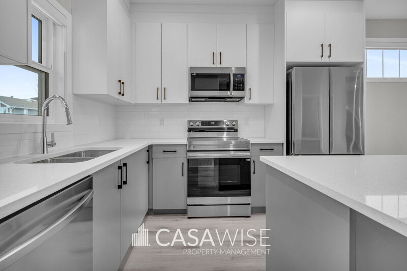 Edmonton House: 6046 Naden Landing NW