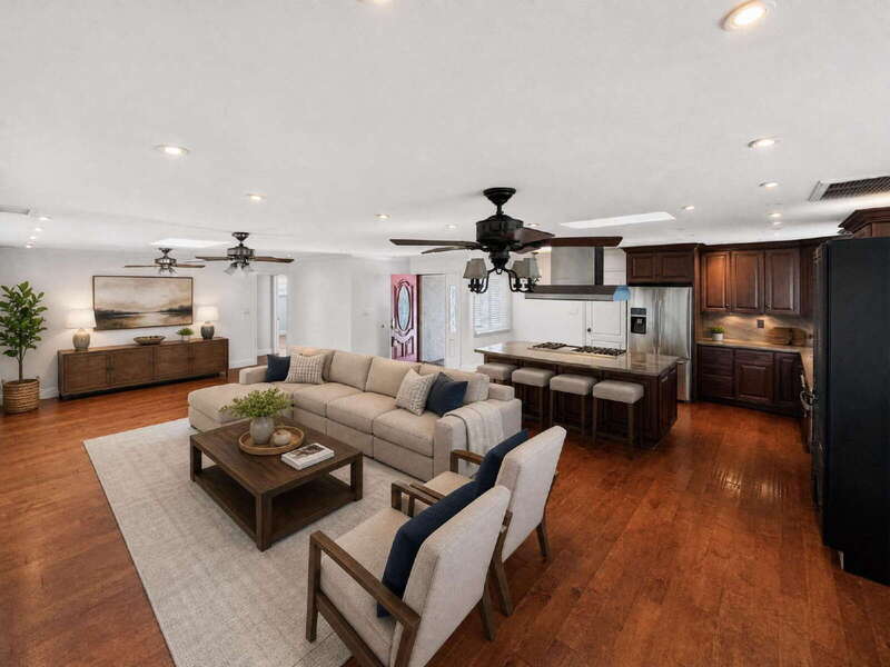 Long Beach House: 6312 E Mariquita St