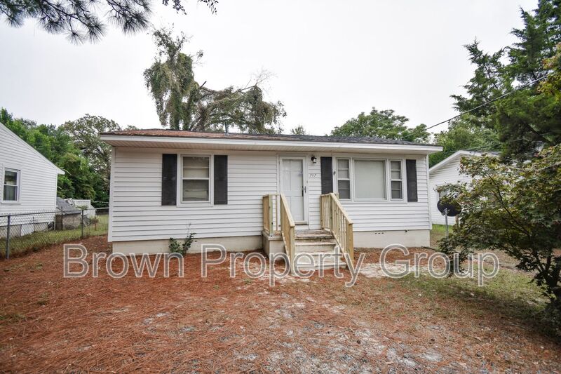 Fayetteville House: 707 Veda St (B)