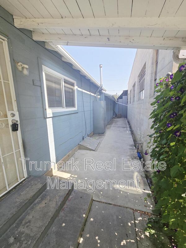 Commerce Condo: 1020 S Gerhart Ave