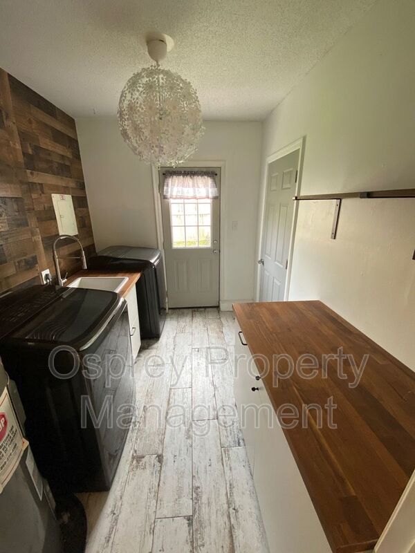 Charming 3-Bedroom Ranch !!