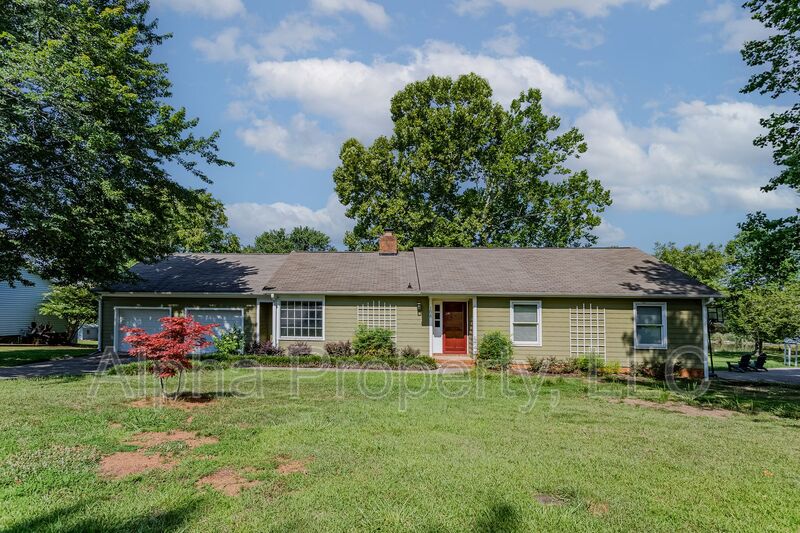 Simpsonville House: 106 Steeplechase Ct