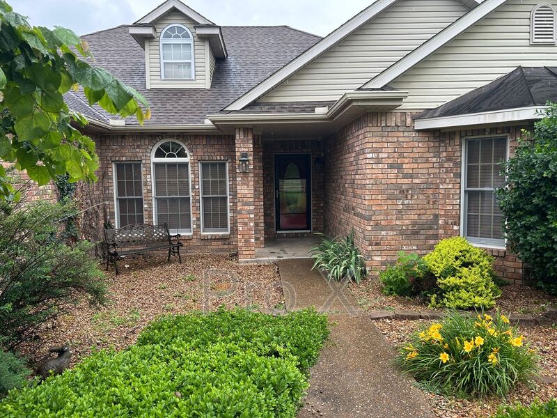 Cave Springs House: 599 S Main St