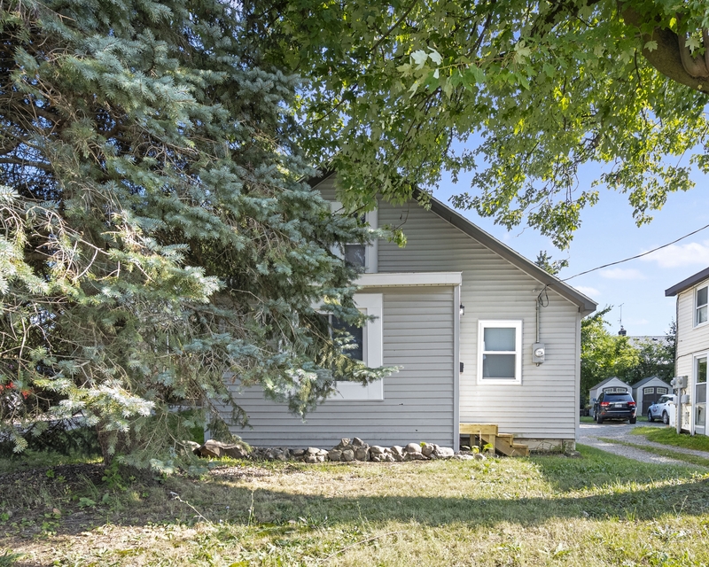 Lake Orion House: 31 Heights Rd.