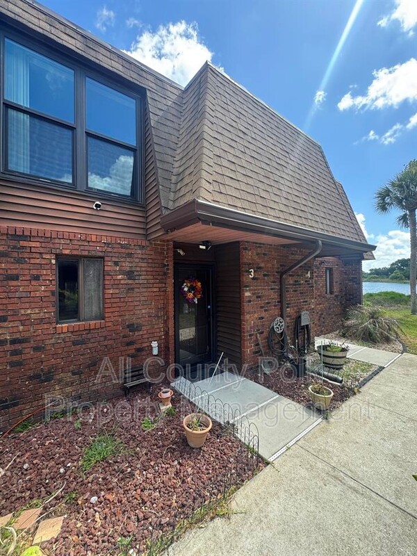 Lakeland Townhome: 1836 N Crystal Lake Dr.