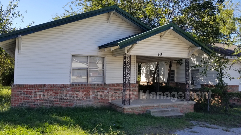 Ada House: 913 N Highland