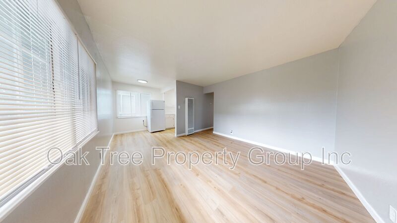 Oakland House: 6506 Foothill Blvd