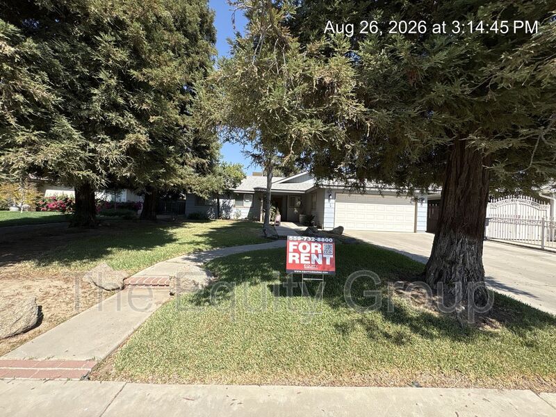 Visalia House: 2642 N Fairway St