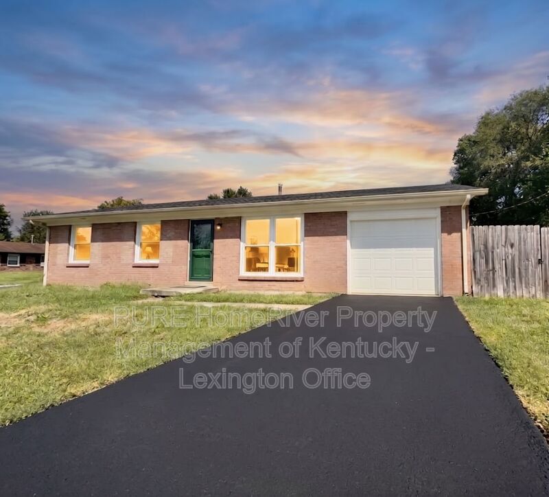 Lexington House: 629 Kent Dr