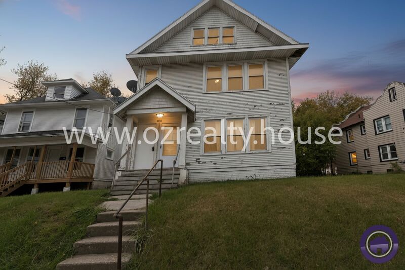 Toledo House: 3241 Cherry St