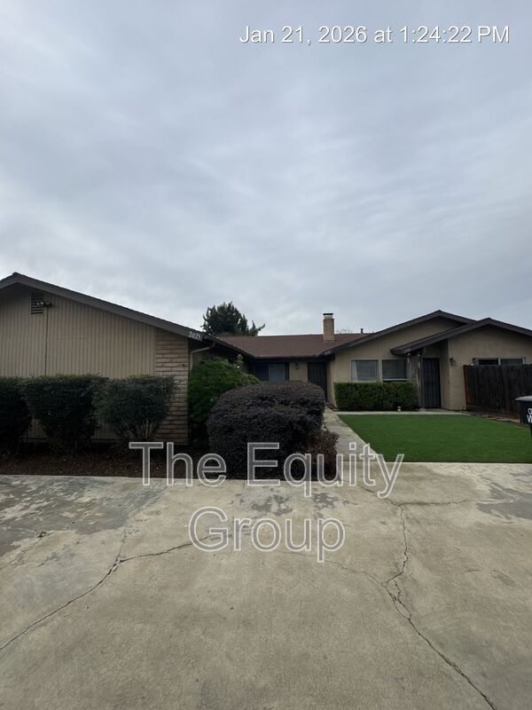 Visalia House: 2025 South Tracy Ct