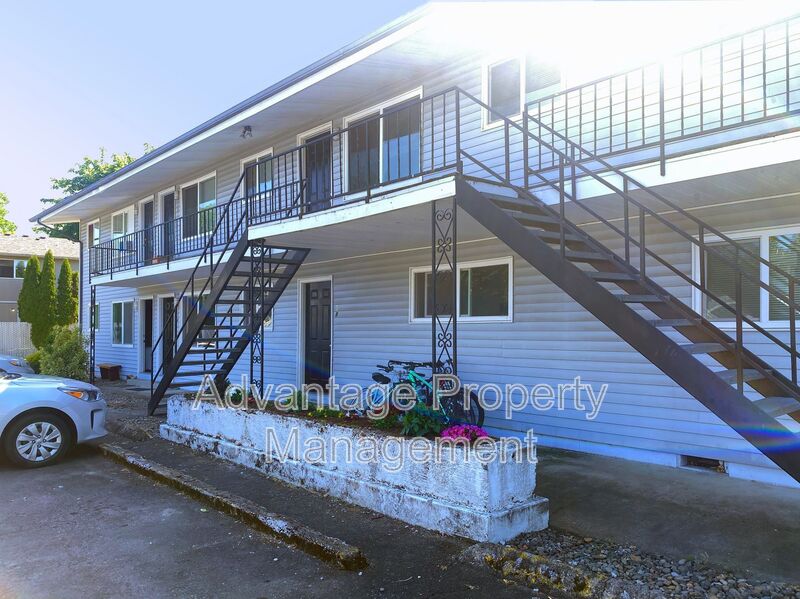 MONMOUTH House: 365 JACKSON ST W