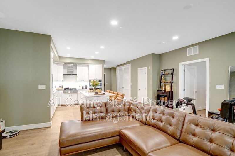 Alexandria Condo: 635 Slaters Ln