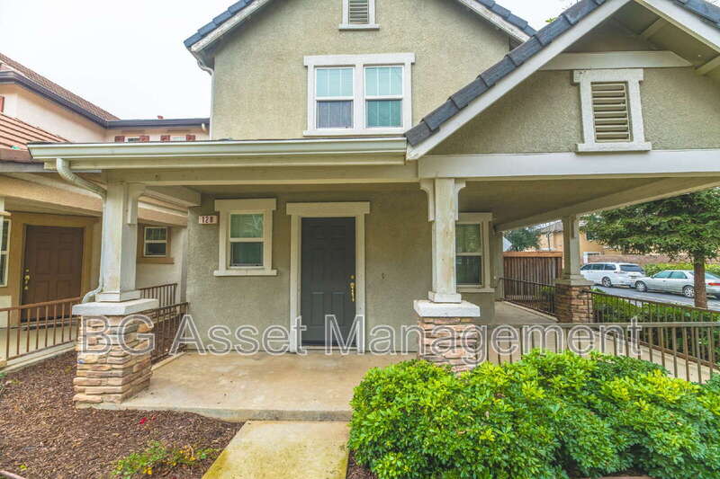 Brentwood House: 128 Kingfisher Street