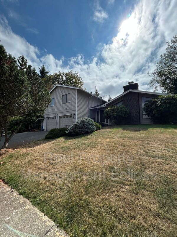 Bellevue House: 15123 SE 48th Dr