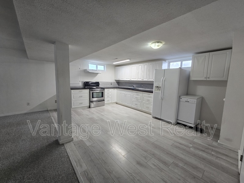 Kelowna House: 520-B Hollydell Road