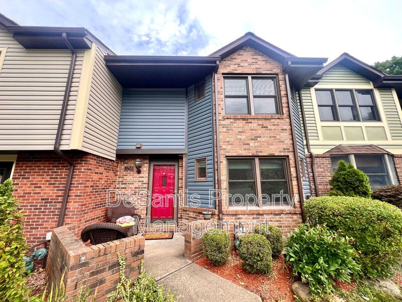 Moon Twp Townhome: 1256 Queens Drive