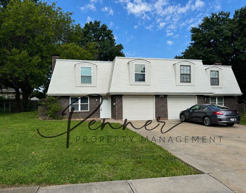 Lees Summit House: 604 NE Magellan Ave