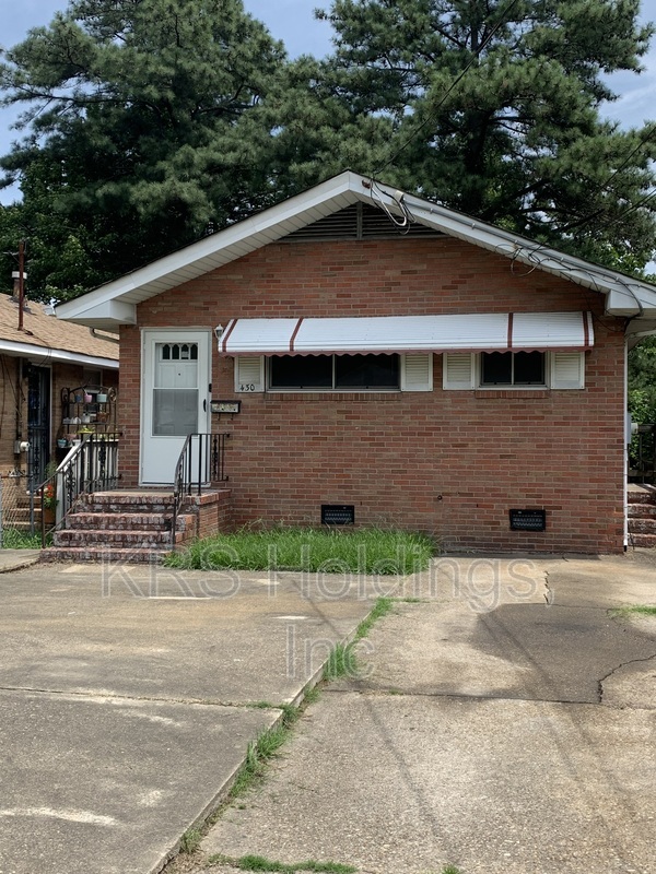 Hampton House: 430 Greenbriar Ave