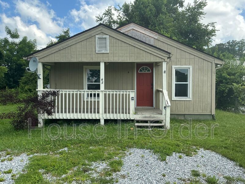 Hendersonville House: 67 Madrid Lane