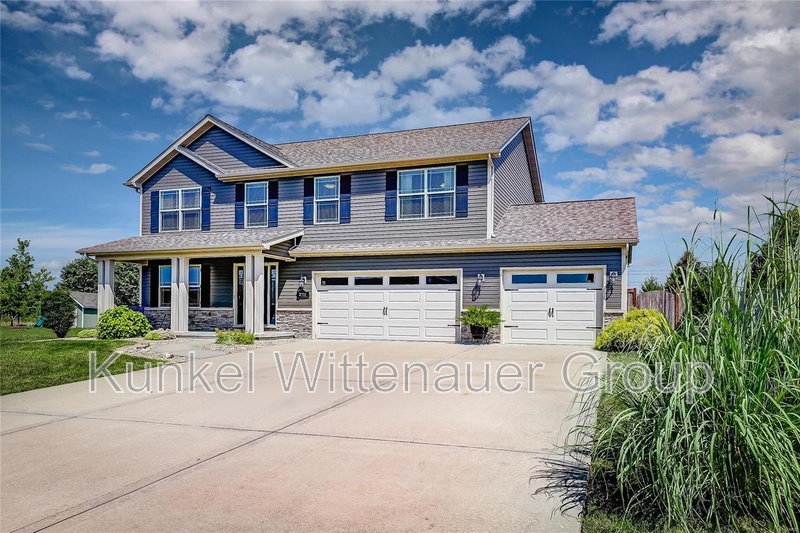 Belleville House: 2711 London Lane