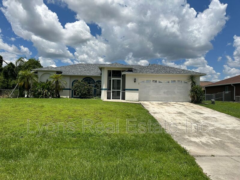 Fort Myers House: 8397 Bahamas Rd
