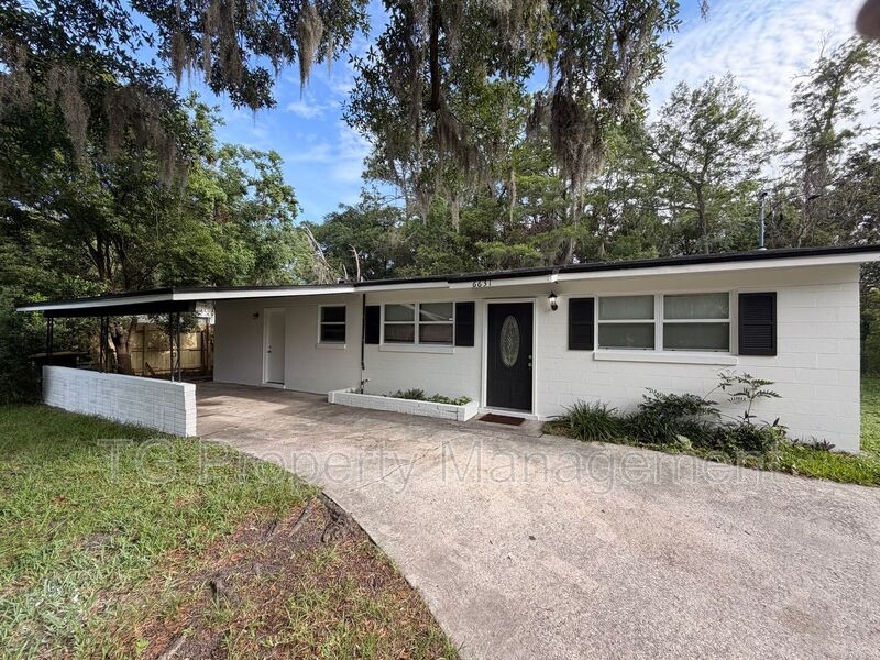 Jacksonville House: 6631 Bo Peep Dr N