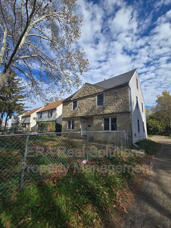 Columbus House: 782 Whitethorne Ave