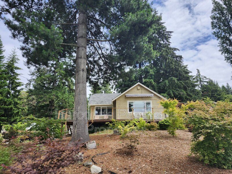 Bremerton House: 3913 Harbel Drive Northeast