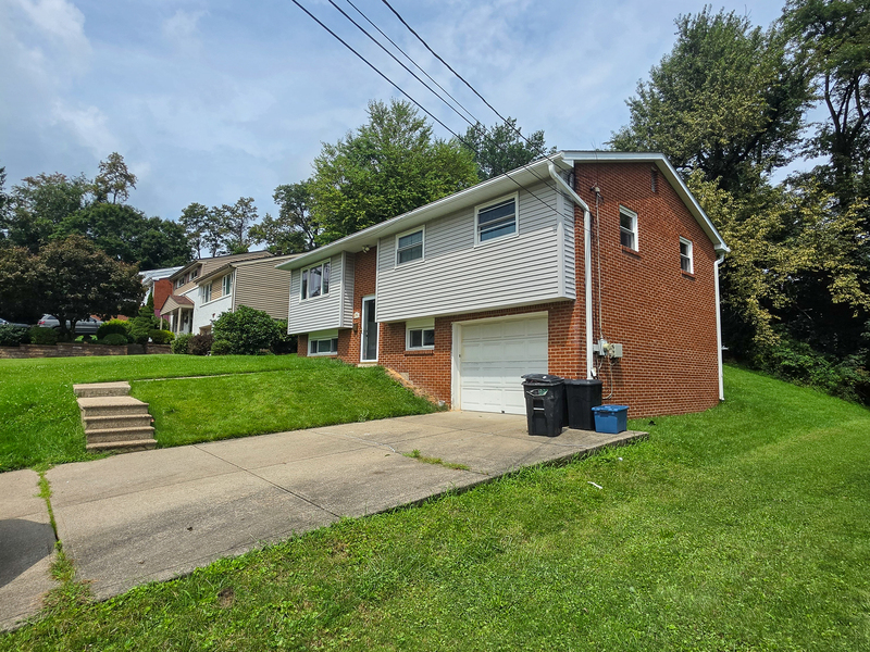 Monroeville House: 408 Hazelnut Drive