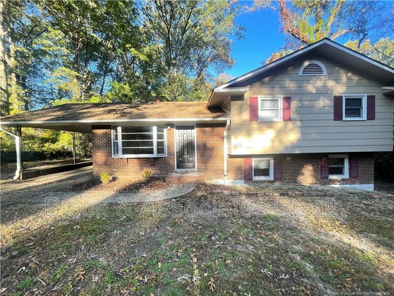 Fayetteville House: 1025 North Hill Road