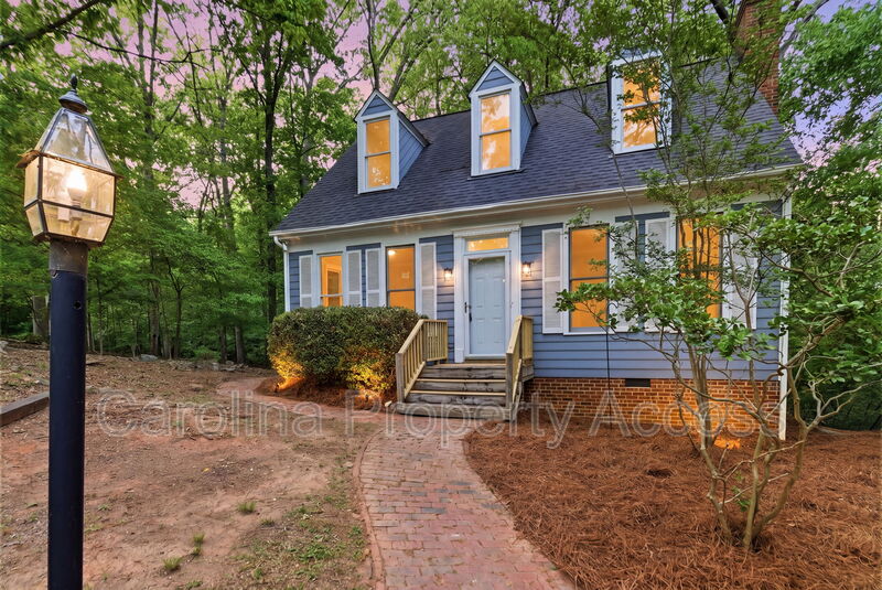 Chapel Hill House: 102 Markham Drive