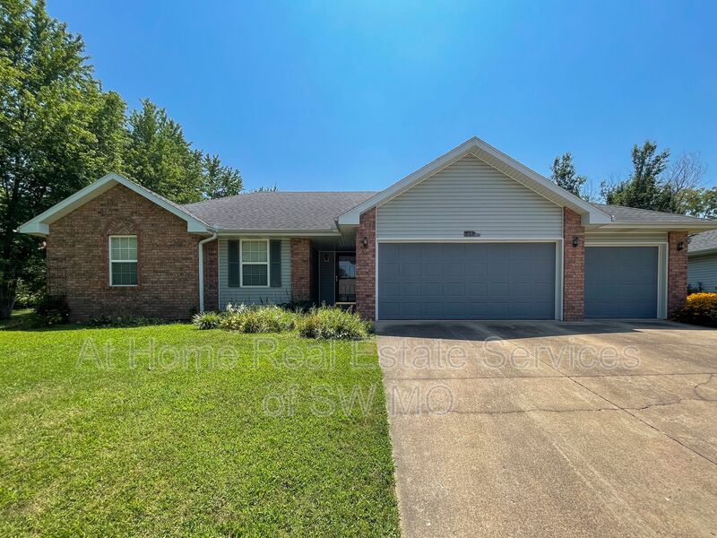 Clever House: 216 E Robin Rd