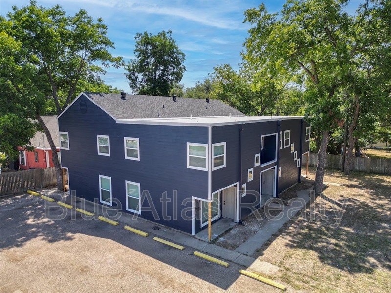 Cleburne Condo: 805 West Chambers Street